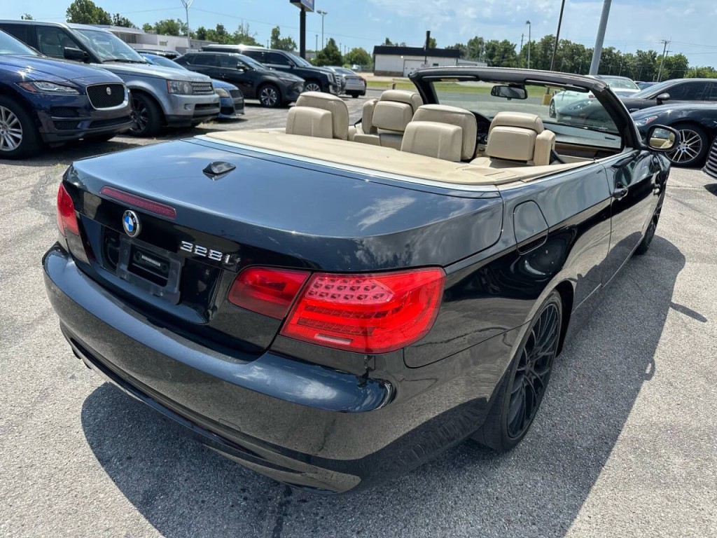 2011 BMW 3 Series Image 32
