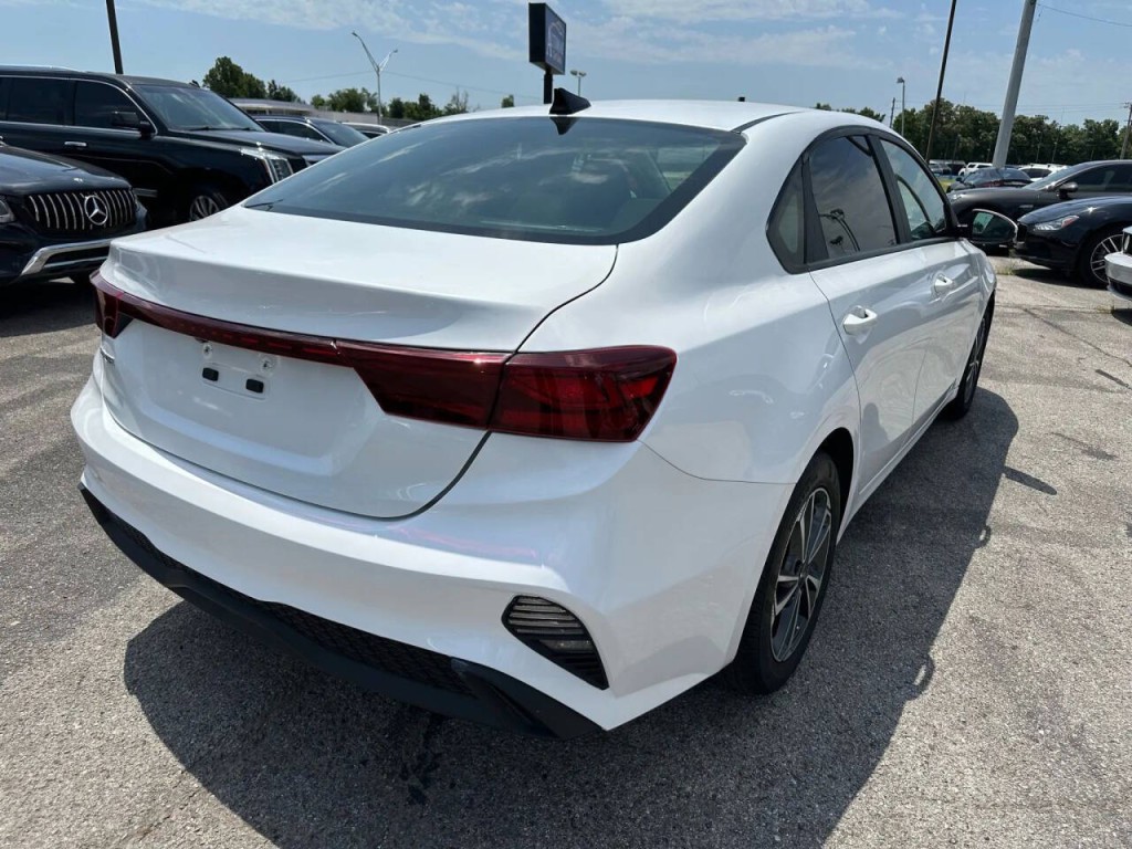2024 Kia Forte Image 32