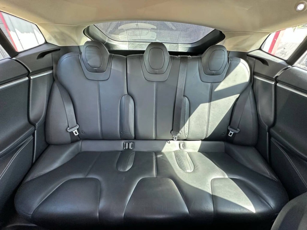 2014 Tesla Model S Image 15