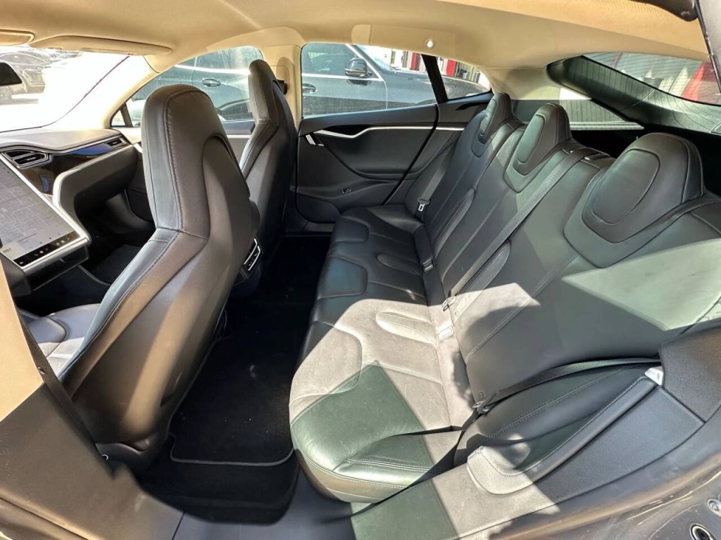2014 Tesla Model S Image 16