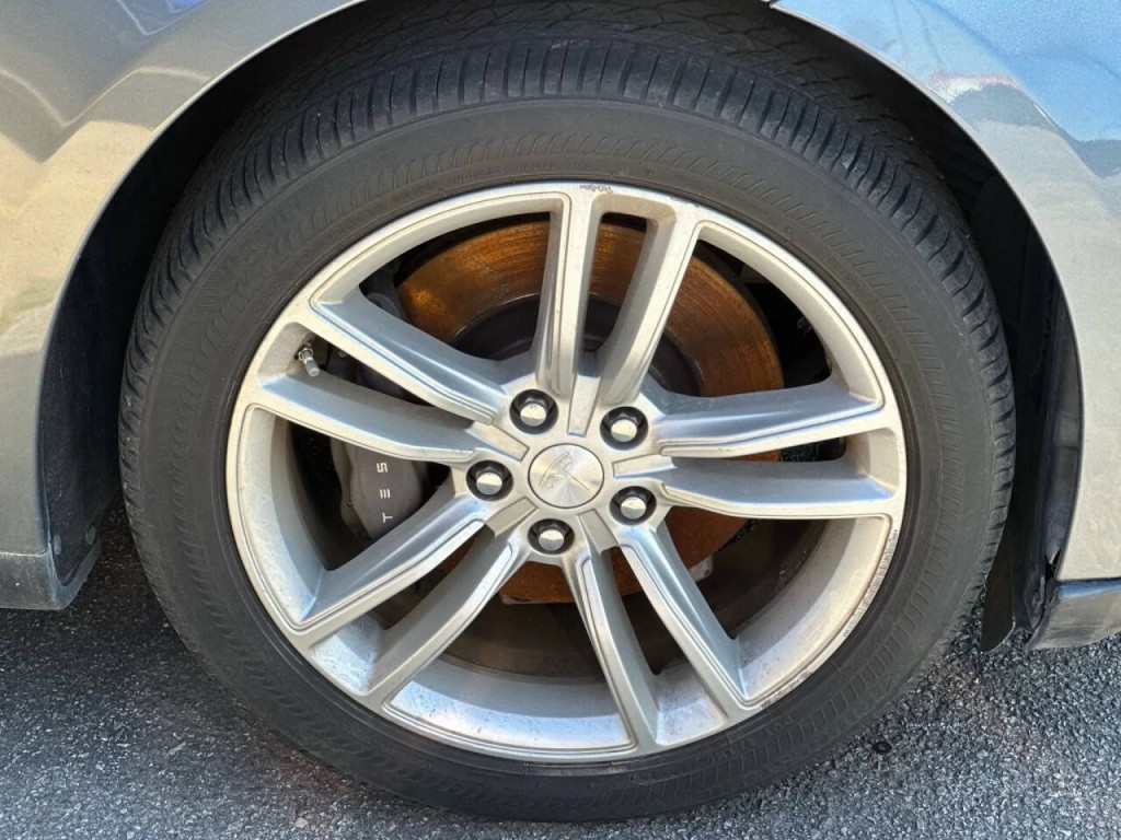 2014 Tesla Model S Image 18