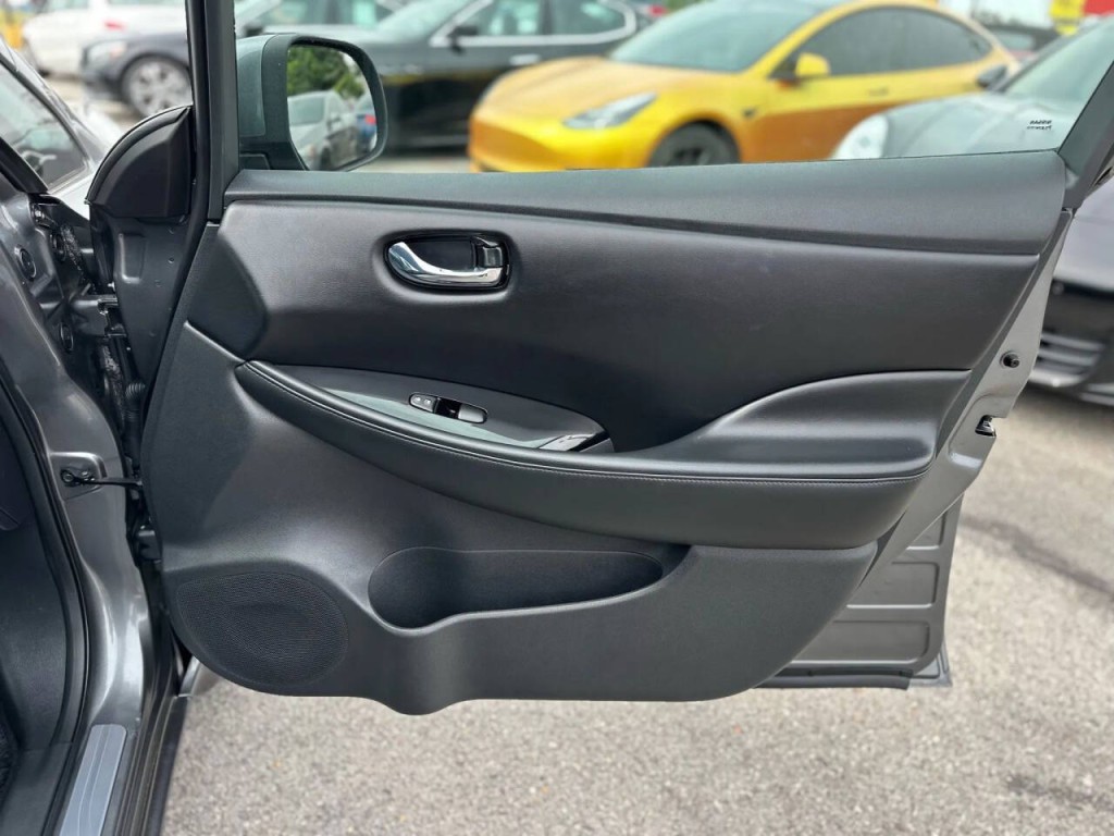 2017 Nissan Leaf Image 22