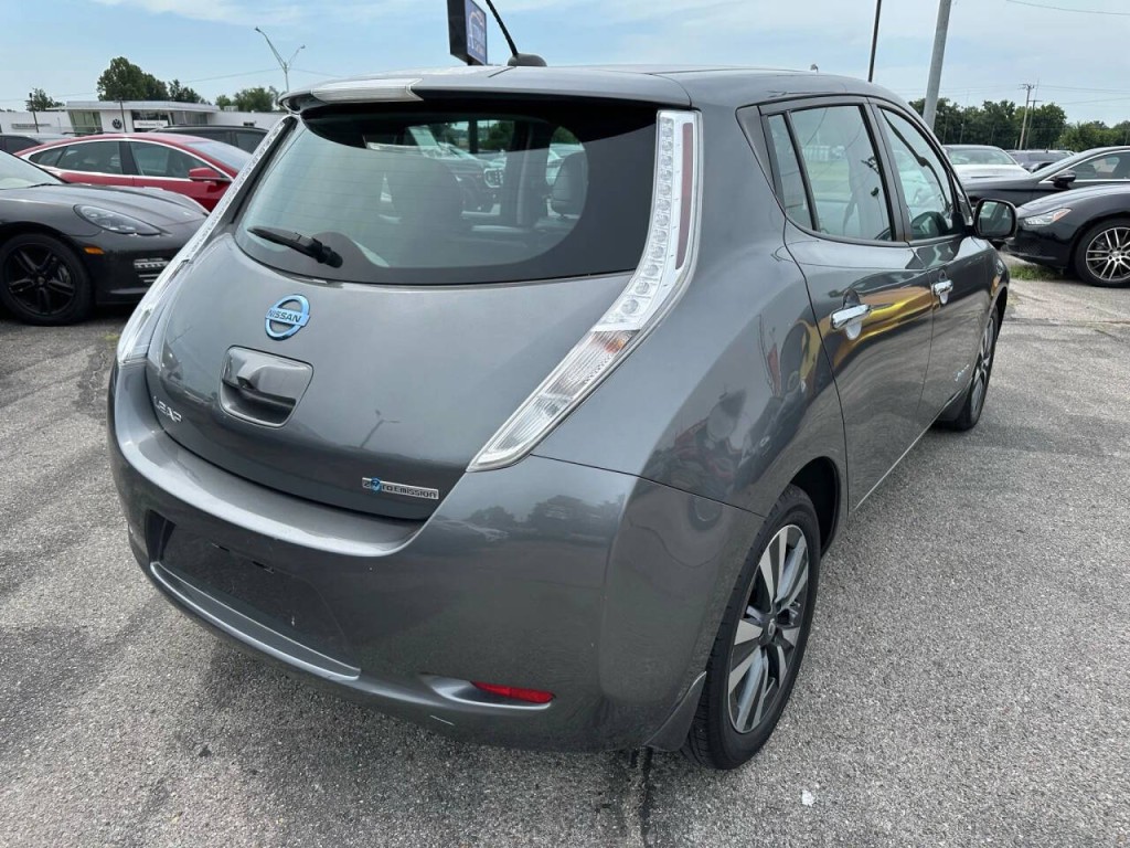 2017 Nissan Leaf Image 32
