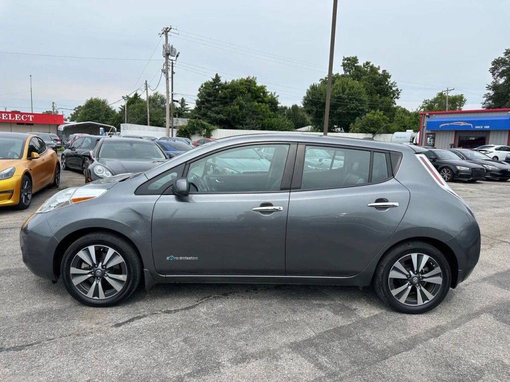 2017 Nissan Leaf Image 35