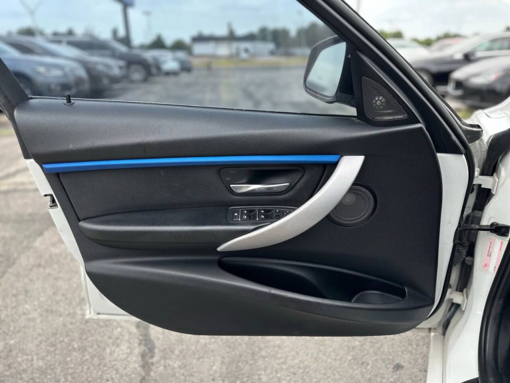 2018 BMW 3 Series Image 19