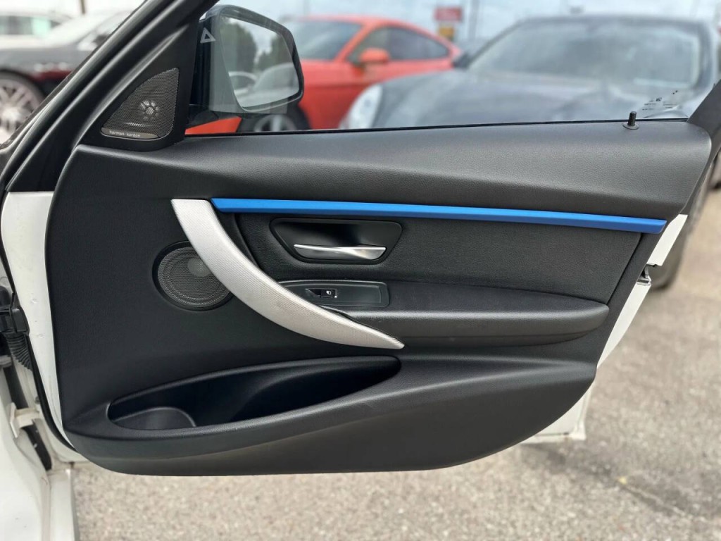 2018 BMW 3 Series Image 21
