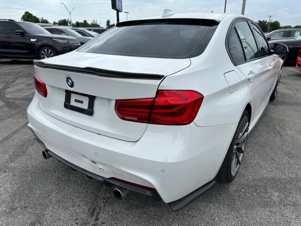 2018 BMW 3 Series Image 32