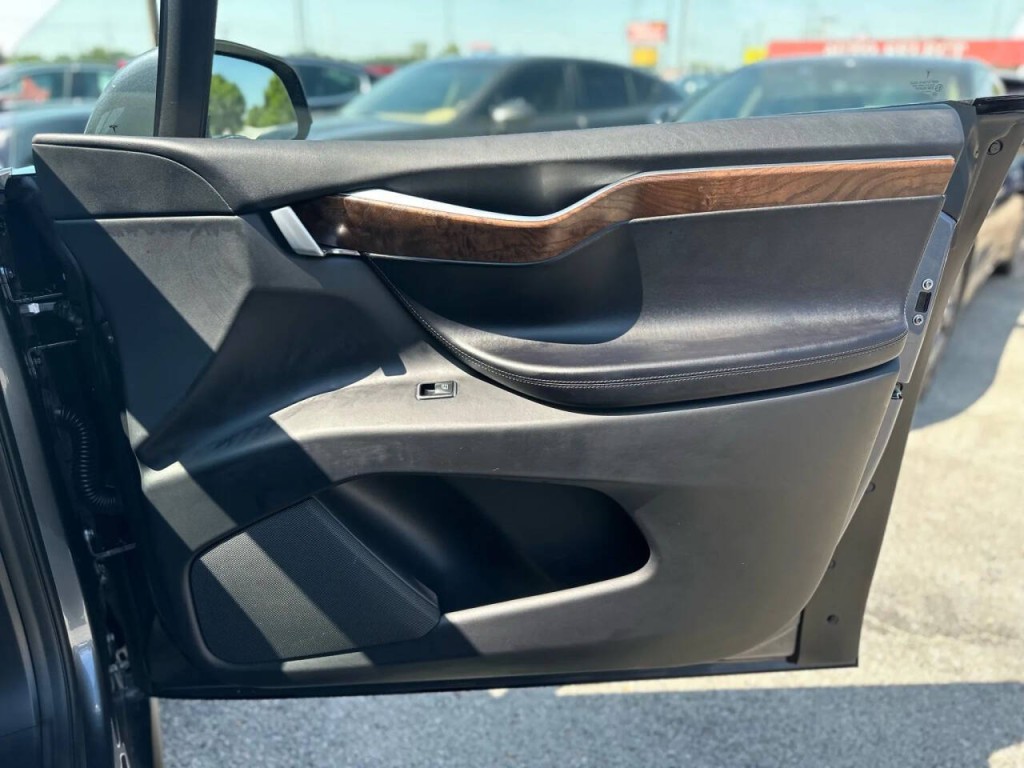 2018 Tesla Model X Image 31
