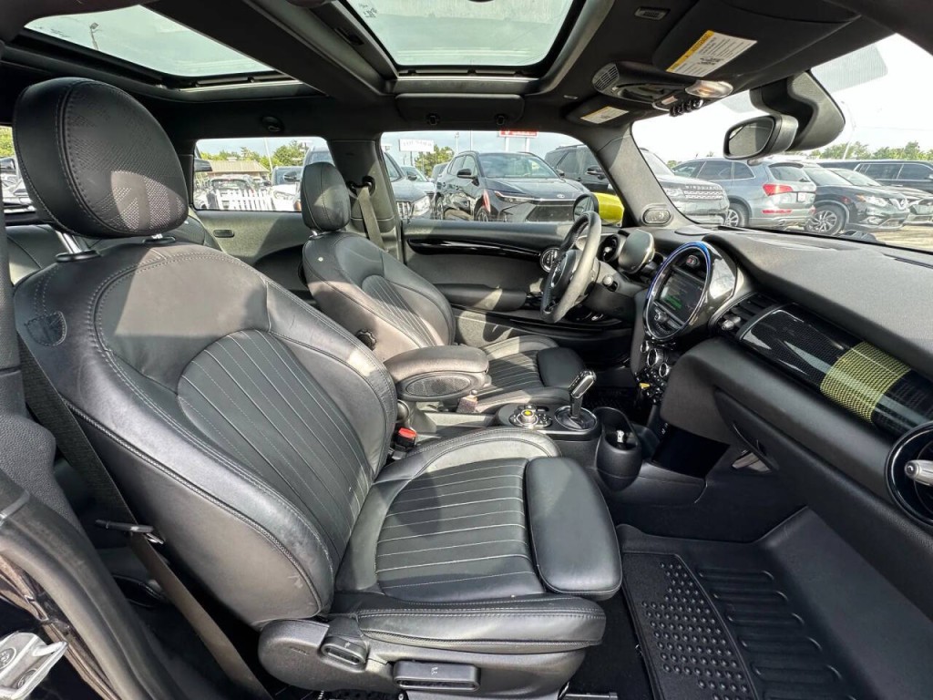 2021 MINI Cooper Image 16