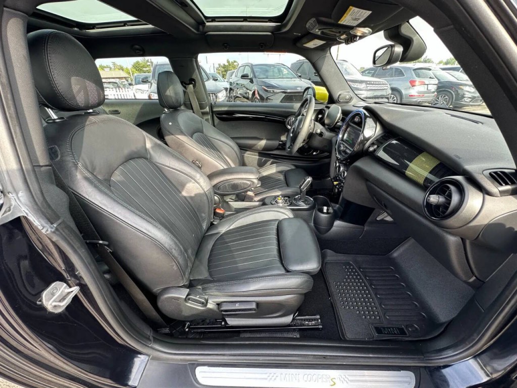 2021 MINI Cooper Image 14