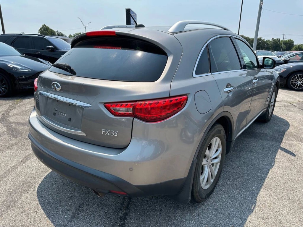 2011 INFINITI FX35 Image 32