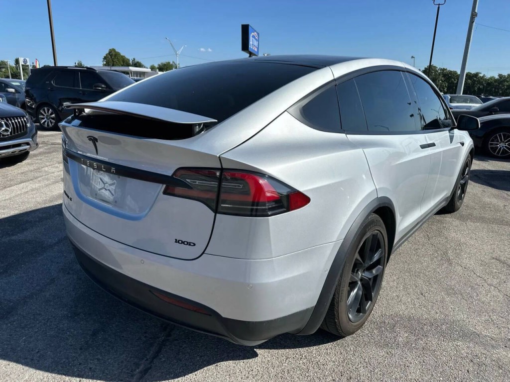 2017 Tesla Model X Image 10