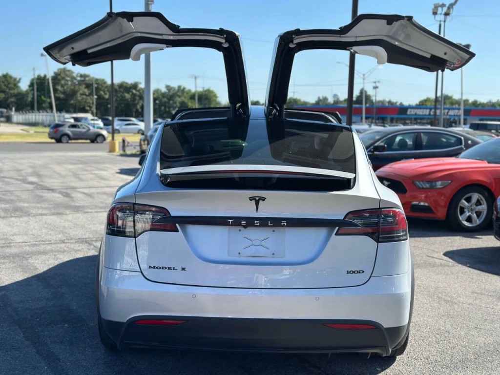 2017 Tesla Model X Image 11