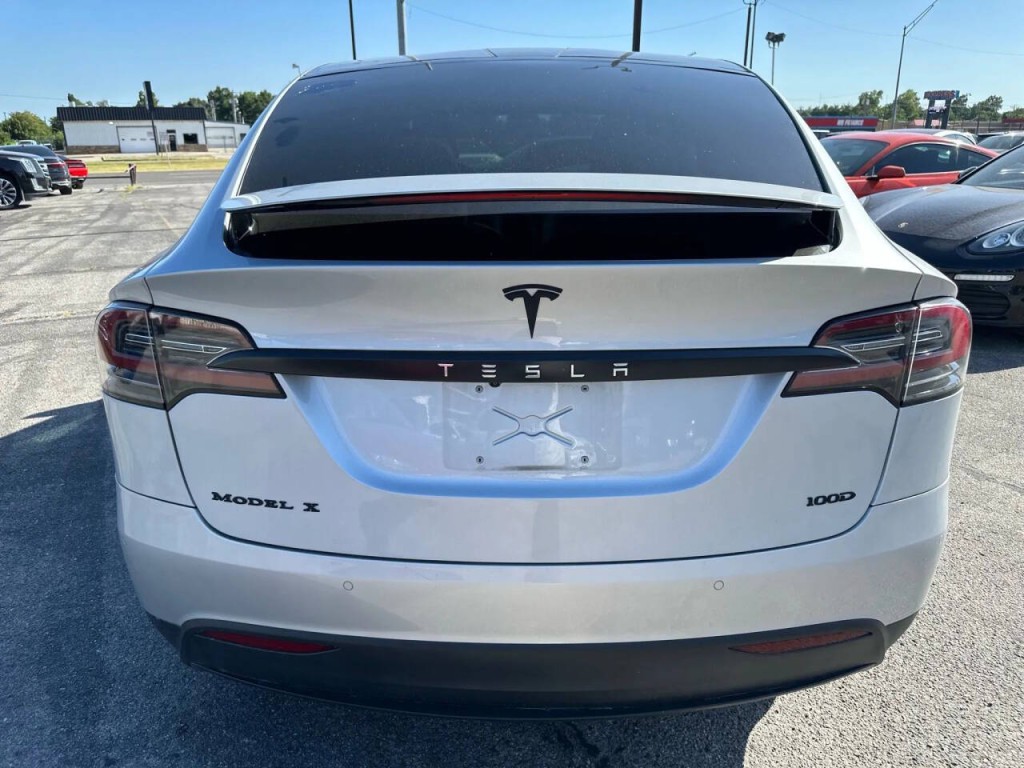 2017 Tesla Model X Image 12