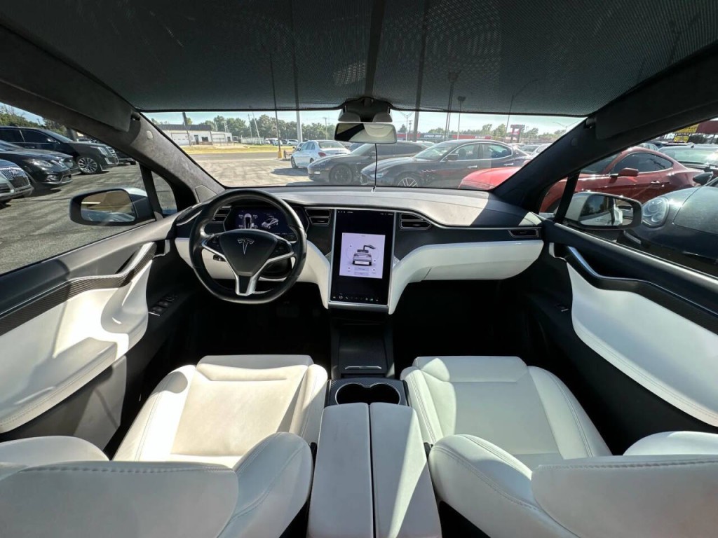 2017 Tesla Model X Image 18