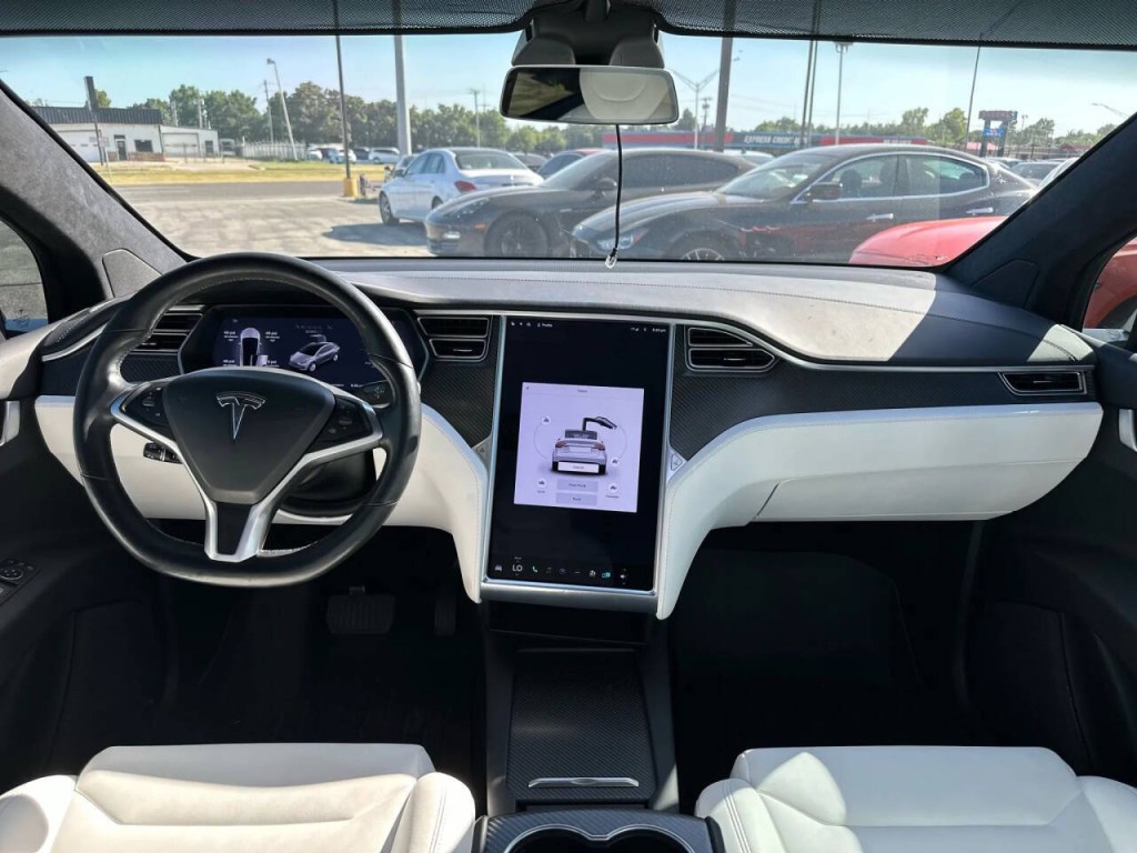 2017 Tesla Model X Image 20