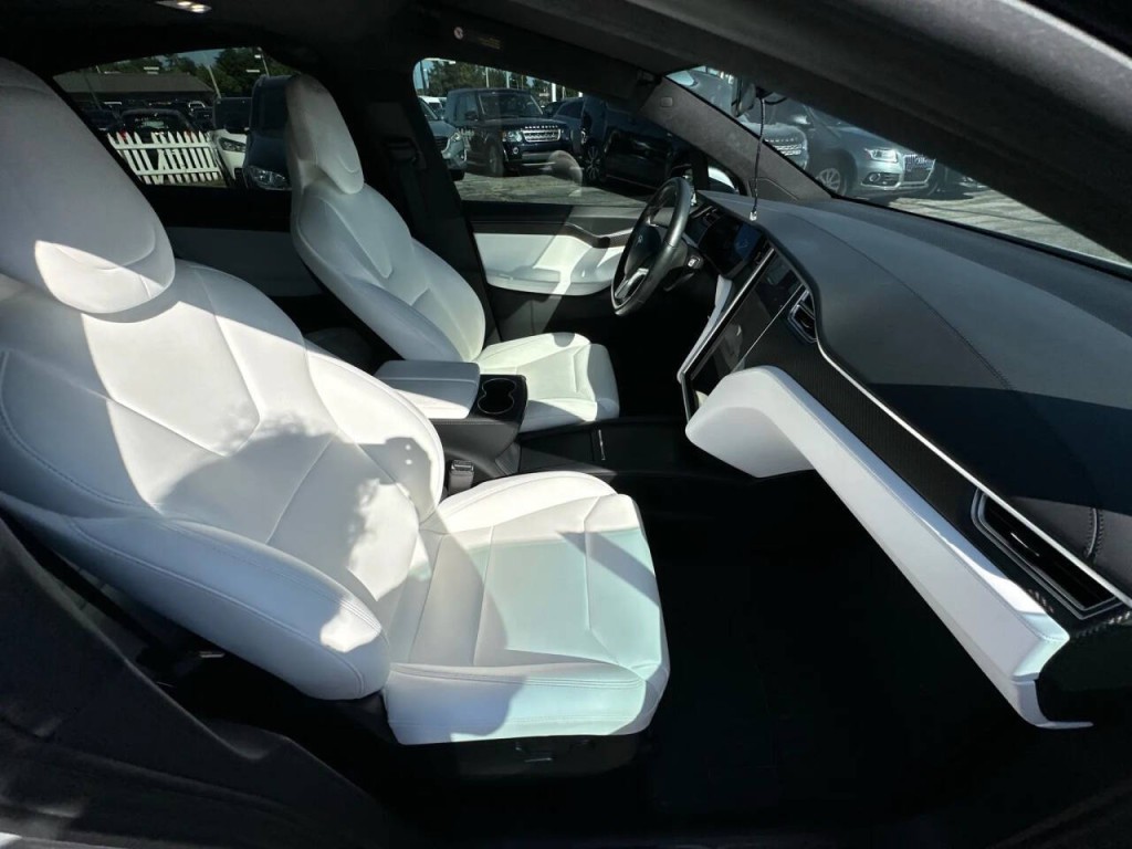 2017 Tesla Model X Image 21