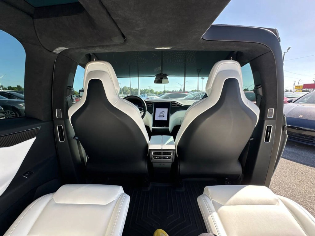 2017 Tesla Model X Image 24