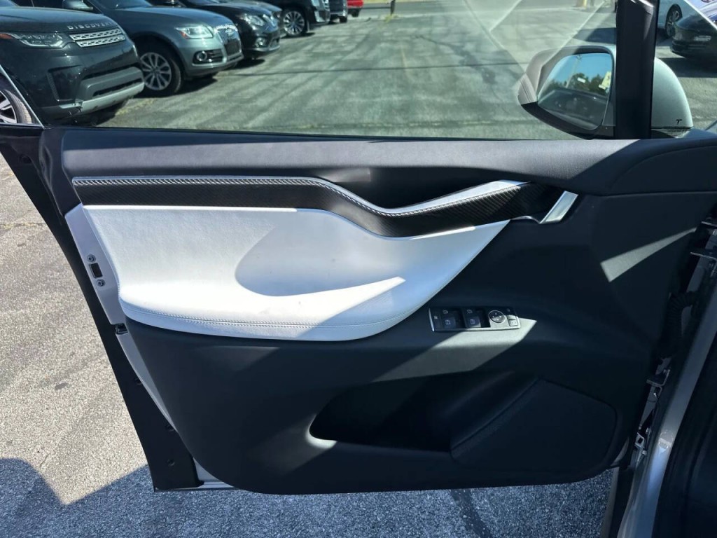 2017 Tesla Model X Image 28