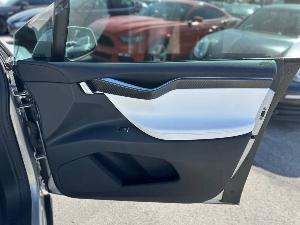2017 Tesla Model X Image 29