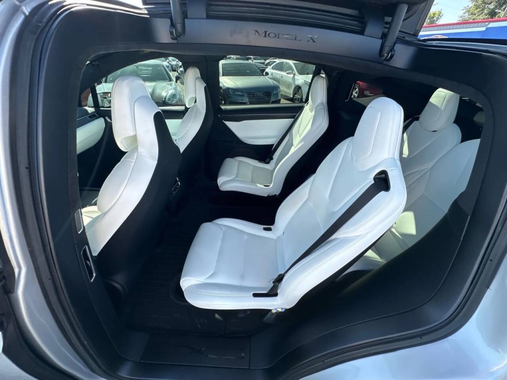 2017 Tesla Model X Image 34