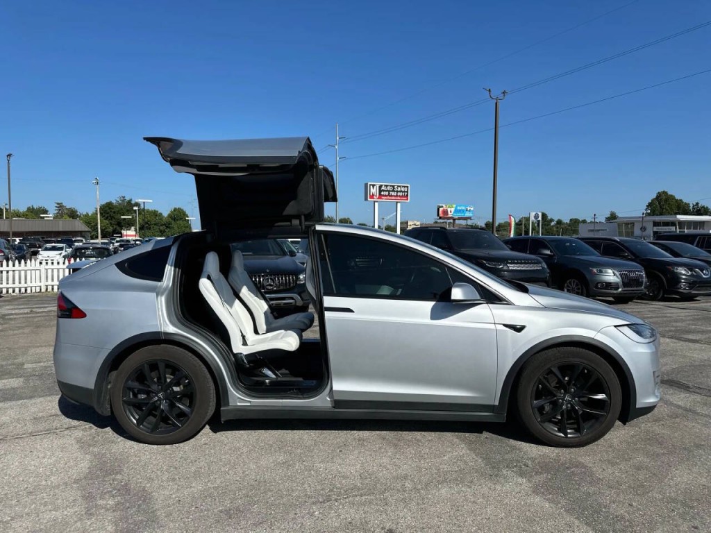 2017 Tesla Model X Image 38