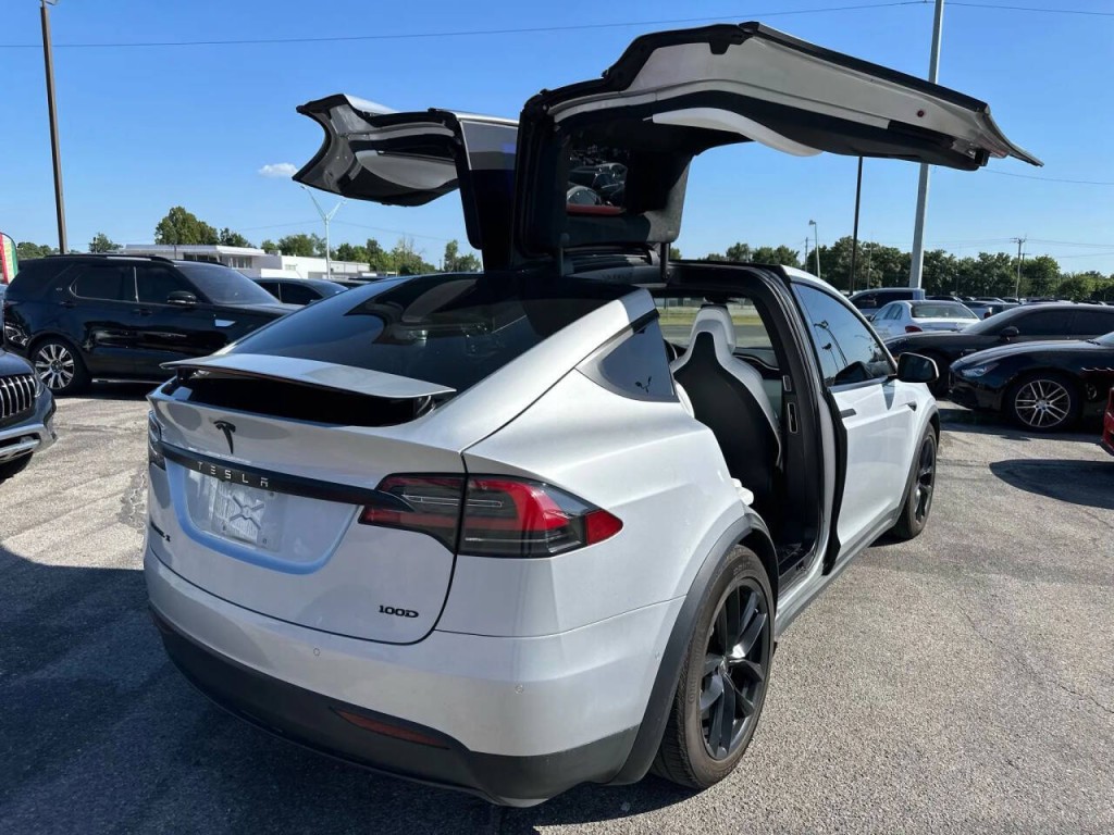 2017 Tesla Model X Image 39