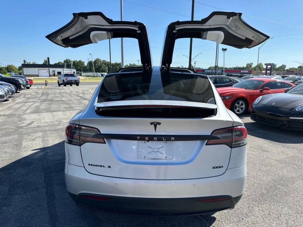 2017 Tesla Model X Image 40
