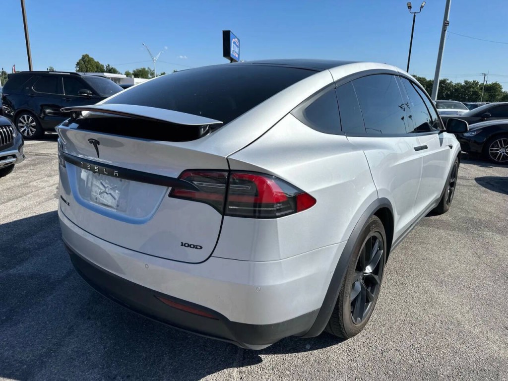 2017 Tesla Model X Image 46