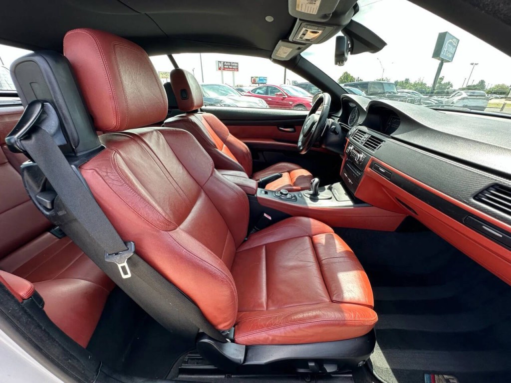 2012 BMW M3 Image 25