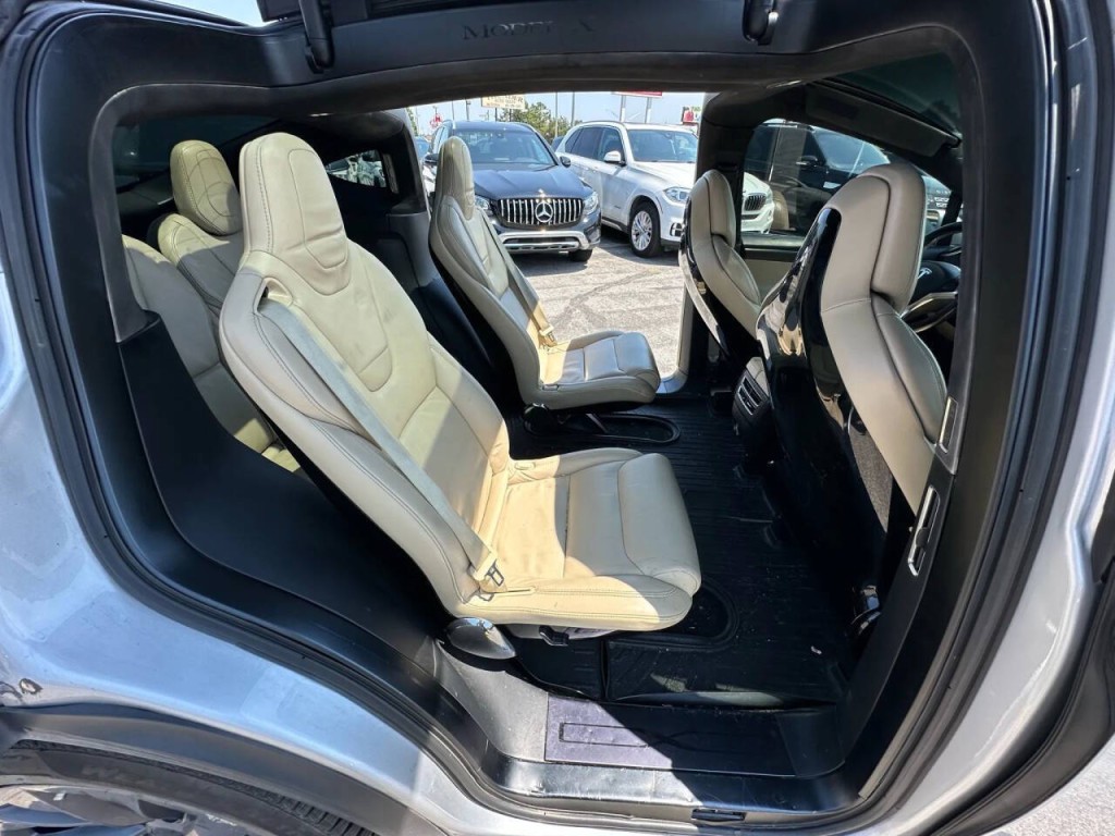 2016 Tesla Model X Image 14