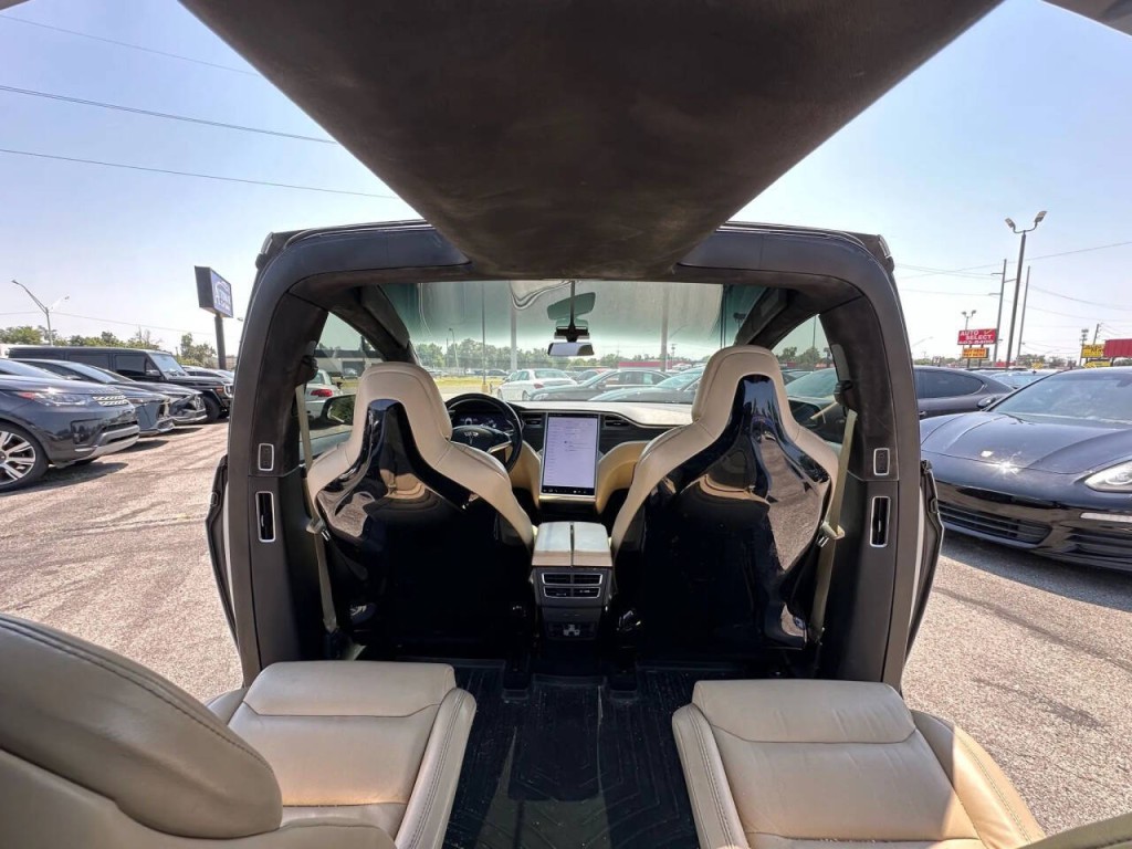 2016 Tesla Model X Image 16