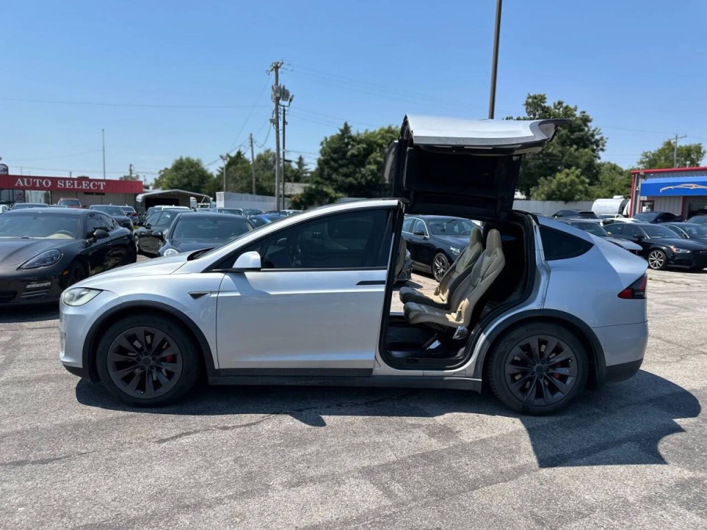 2016 Tesla Model X Image 8
