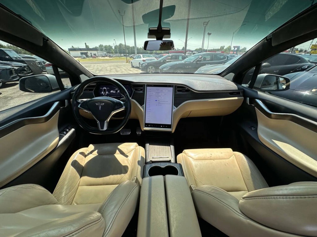 2016 Tesla Model X Image 10