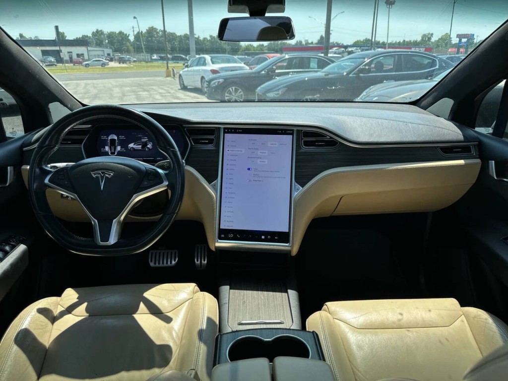 2016 Tesla Model X Image 11