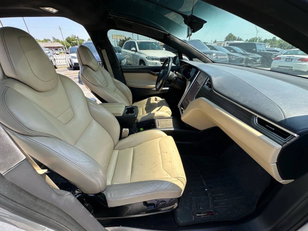 2016 Tesla Model X Image 12