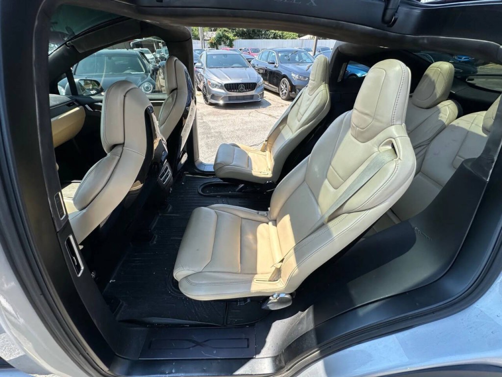 2016 Tesla Model X Image 14