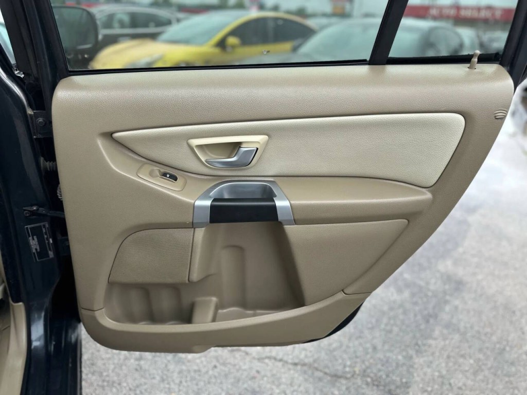 2011 Volvo XC90 Image 25