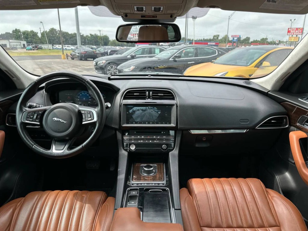 2018 Jaguar F-PACE Image 12
