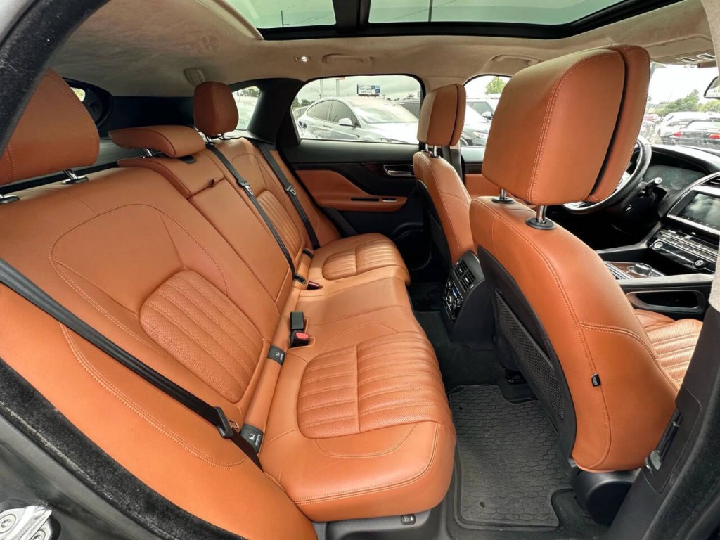 2018 Jaguar F-PACE Image 14