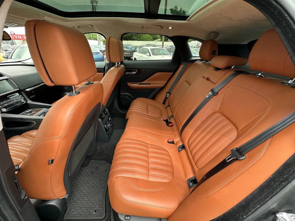 2018 Jaguar F-PACE Image 17