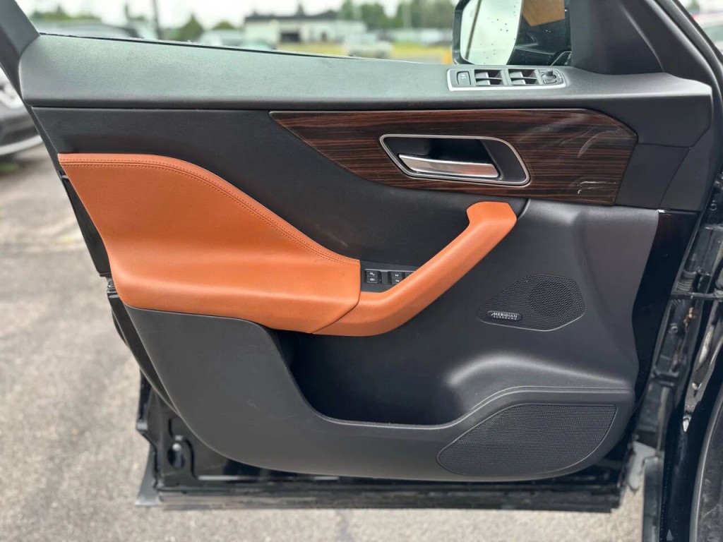 2018 Jaguar F-PACE Image 19