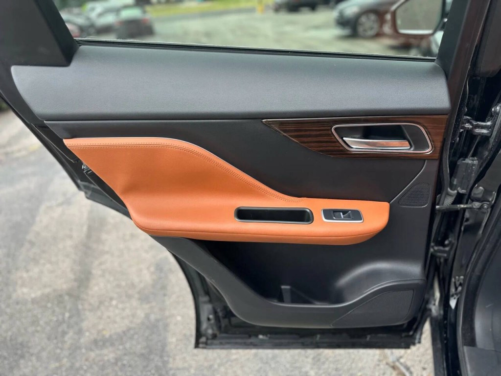 2018 Jaguar F-PACE Image 20