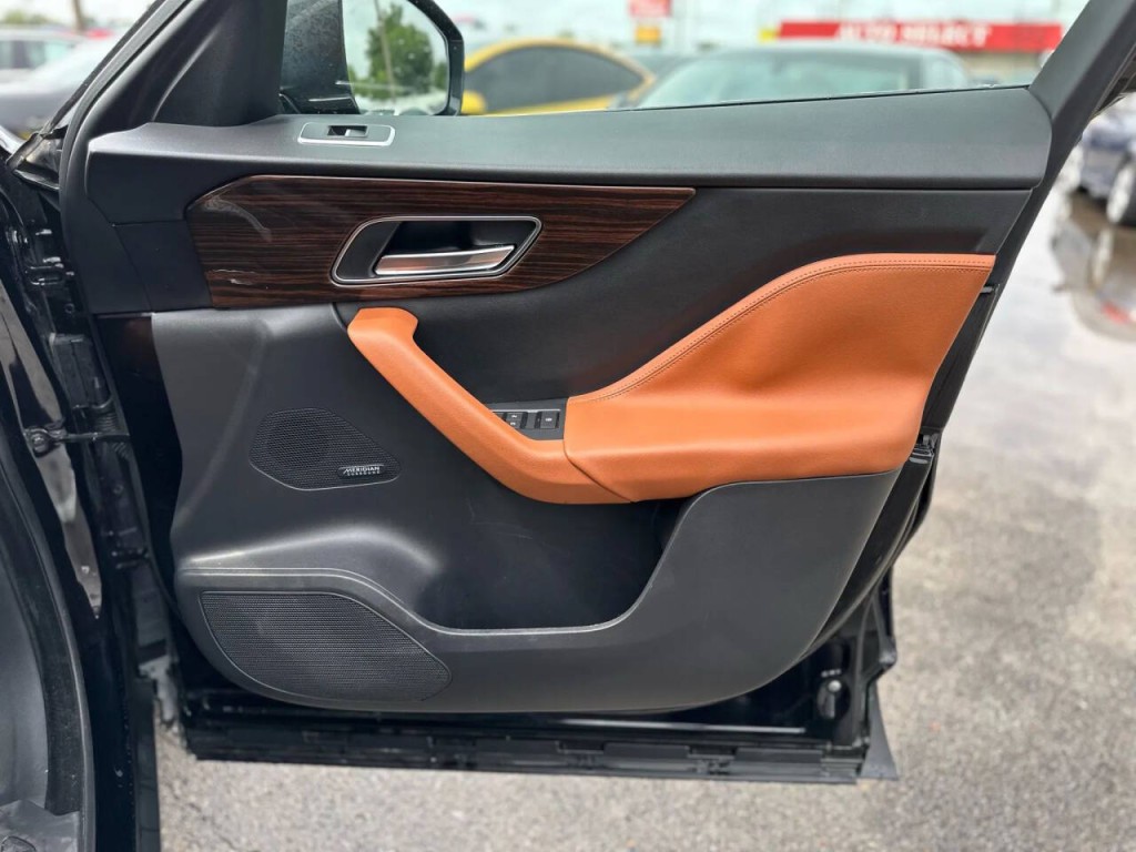 2018 Jaguar F-PACE Image 21