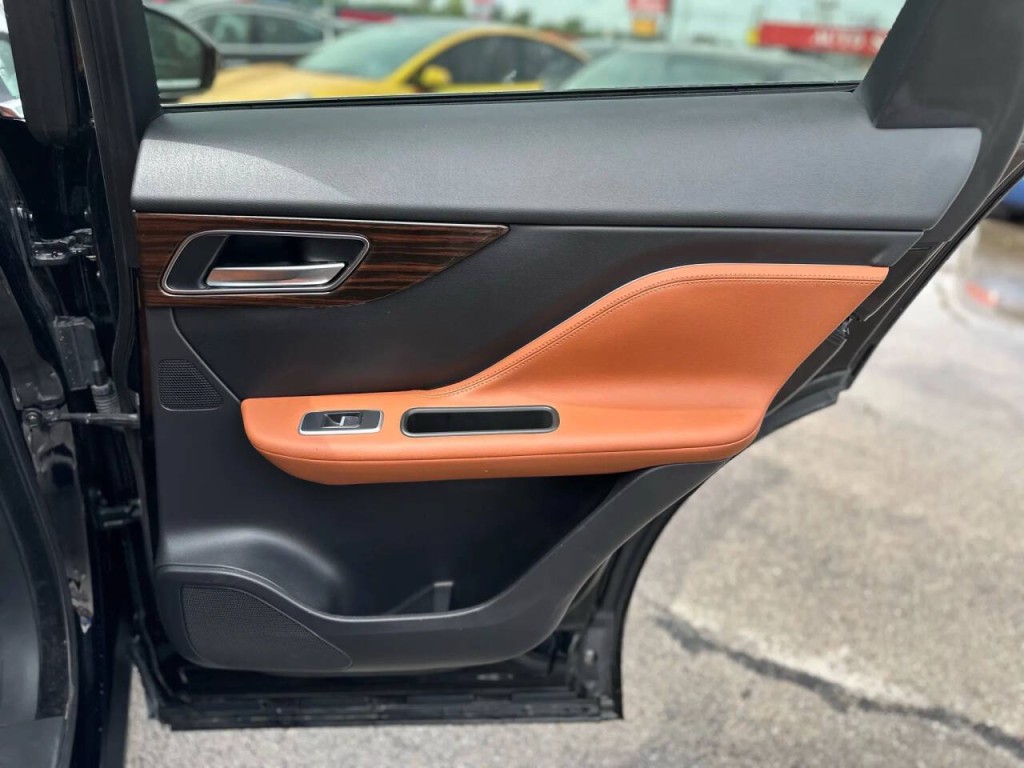 2018 Jaguar F-PACE Image 22