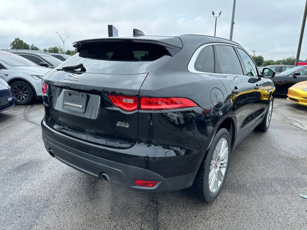2018 Jaguar F-PACE Image 32