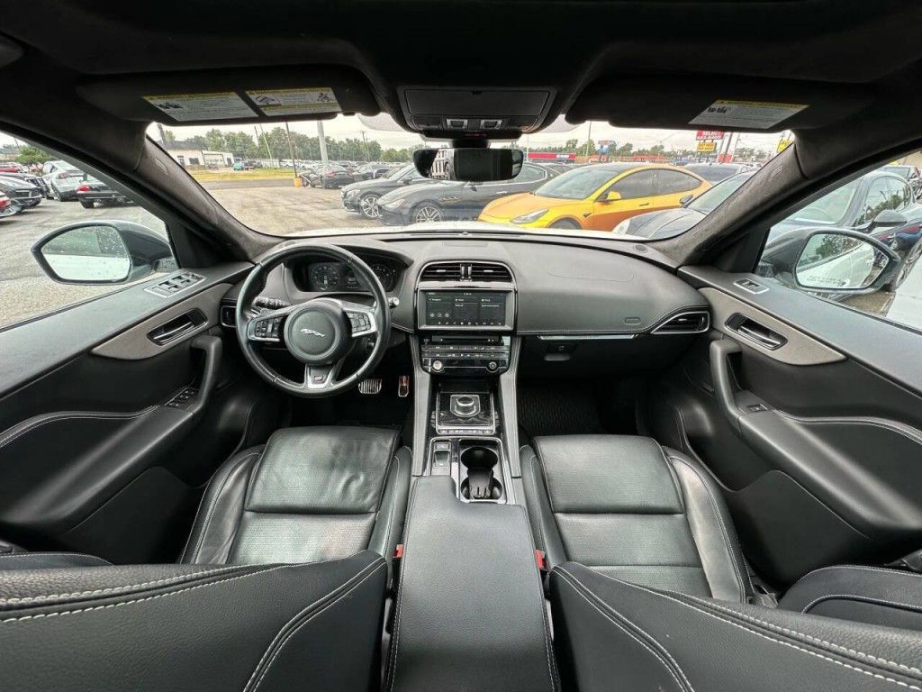 2019 Jaguar F-PACE Image 11