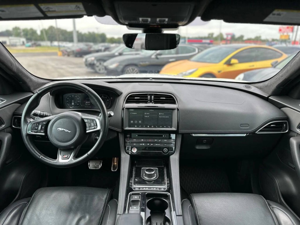 2019 Jaguar F-PACE Image 12