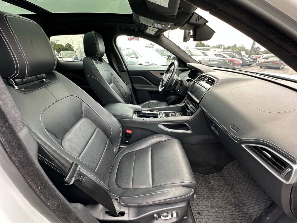 2019 Jaguar F-PACE Image 13