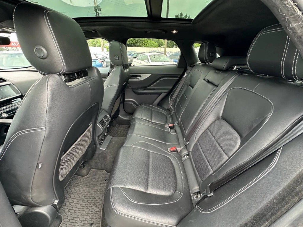 2019 Jaguar F-PACE Image 17